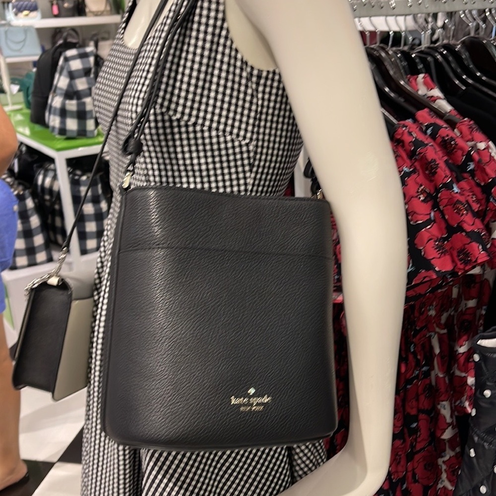 Kate Spade Leila Small Bucket Bag
COLOR:
Black 
NWT